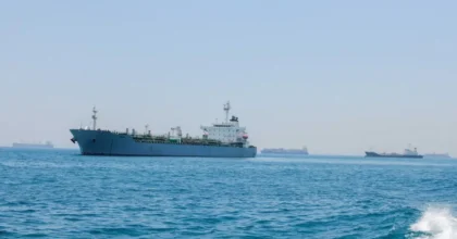 Petroliera colpita da tre proiettili nello Stretto di Hormuz, nessuna vittima