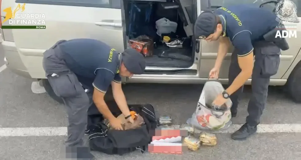 Porto di Civitavecchia, maxi sequestro di tabacco proveniente dall’Algeria
