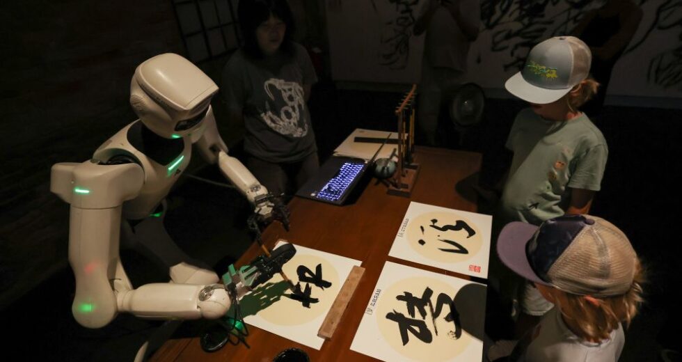 Biennale di Venezia, al padiglione cinese gli ideogrammi li scrive un robot