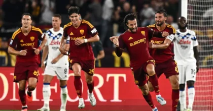 Roma rimonta l’Atalanta nel finale: 2-1 e vetta con l’Inter