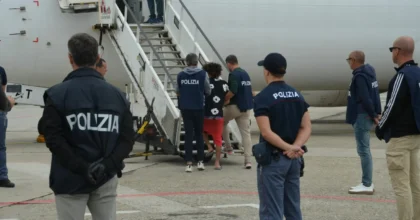 Contrasto all’immigrazione clandestina, espulsi 19 cittadini egiziani / Video