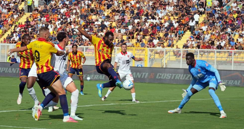 Gol ed emozioni al Via del Mare, il Lecce la spunta sul Monza per 3-2