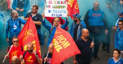 Ex Ilva, sciopero dell’indotto a Taranto. Blocchi stradali contro i licenziamenti