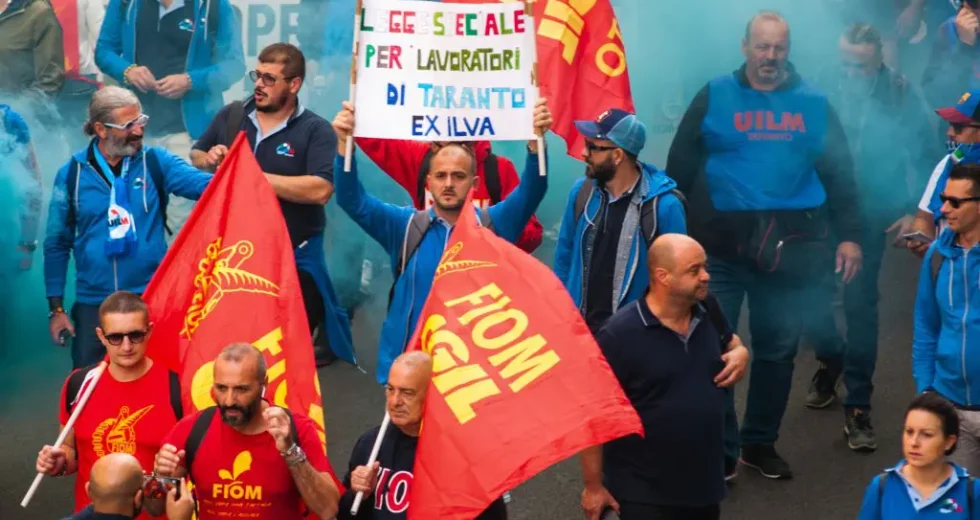 Ex Ilva, sciopero dell’indotto a Taranto. Blocchi stradali contro i licenziamenti