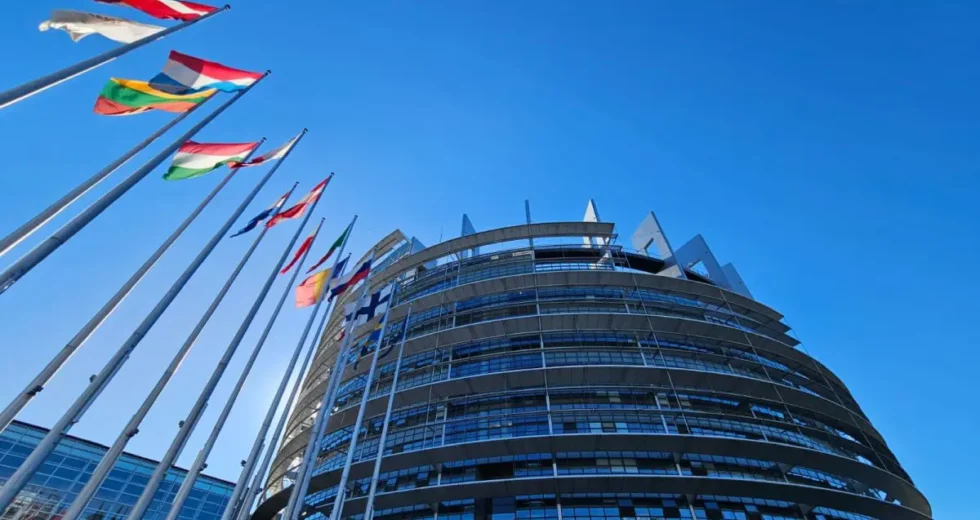“Scudo europeo per la democrazia”, il Parlamento Ue approva le proposte