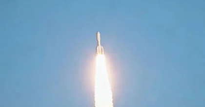 La Cina lancia in orbita nove satelliti dalle acque al largo di Shanghai