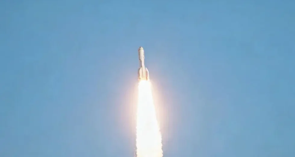 La Cina lancia in orbita nove satelliti dalle acque al largo di Shanghai