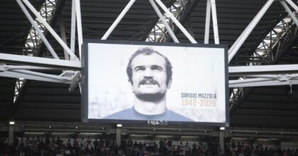 Tifosi di spalle durante il minuto di silenzio per Mazzola, Juventus multata