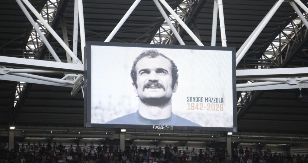 Tifosi di spalle durante il minuto di silenzio per Mazzola, Juventus multata