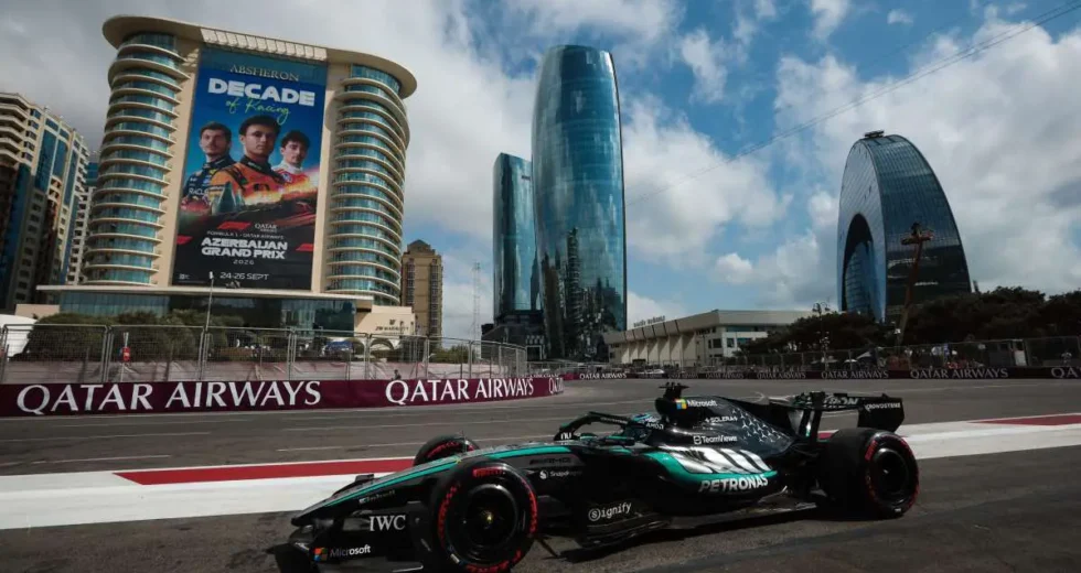 Russell in pole davanti a Leclerc a Baku, Antonelli out in qualifica