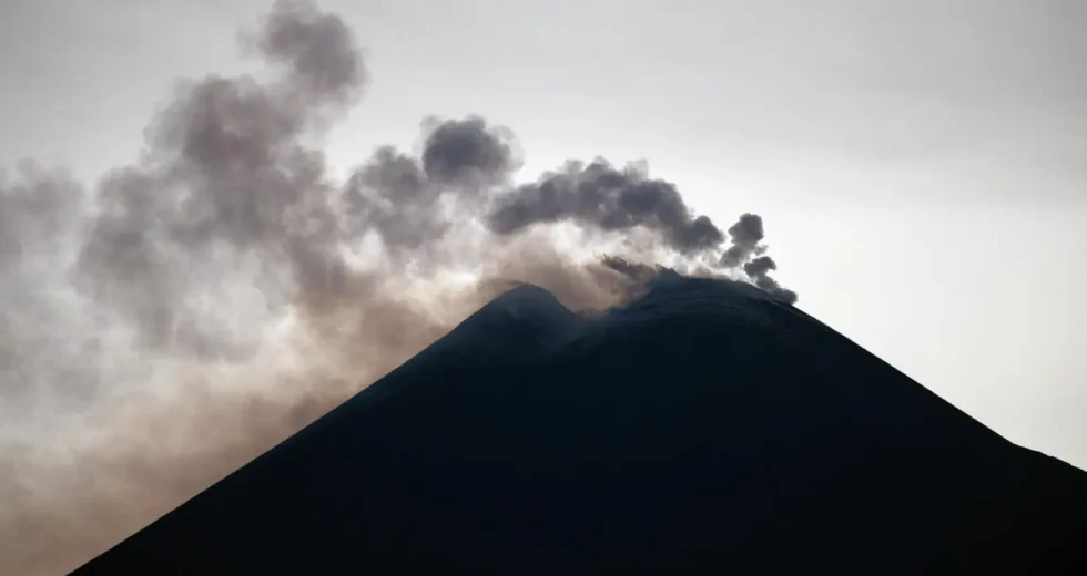 Cenere lavica dell’Etna, a Catania voli in arrivo sospesi sino alle ore 16