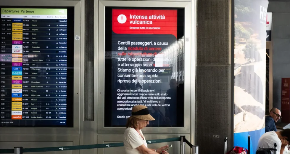 Cenere lavica dell’Etna, stop voli all’aeroporto di Catania fino alle 12 di domani