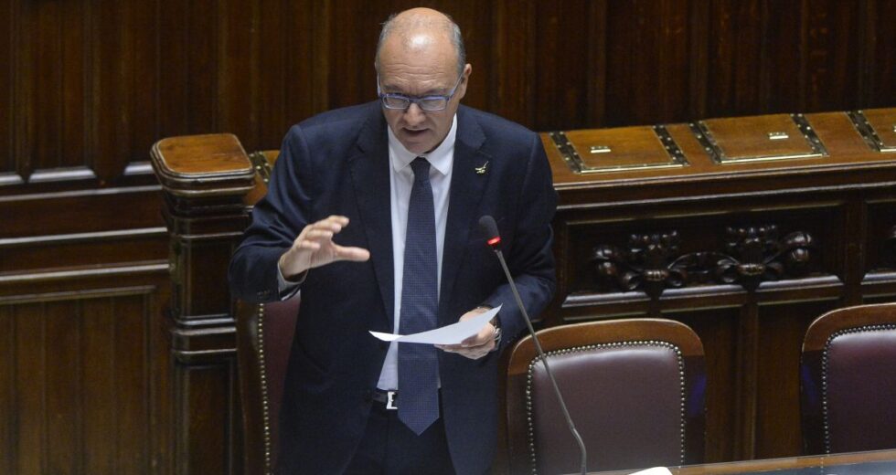 Scuola, Valditara “Sì a compiti su diario, stop a più verifiche lo stesso giorno”