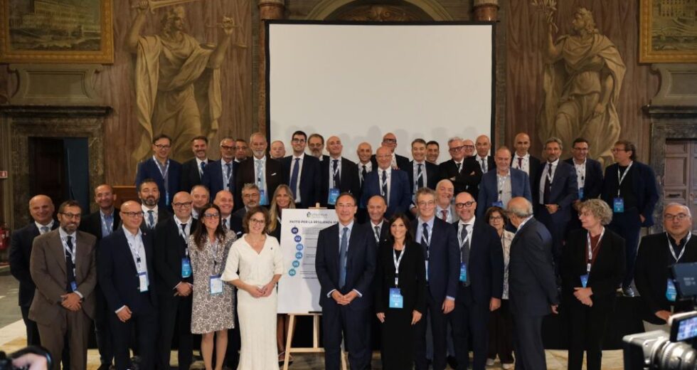 Acqua, 64 aziende siglano il “Patto per la Resilienza idrica” di Utilitalia