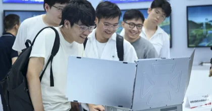 Cina, gli utenti dell’IA generativa superano quota 700 milioni