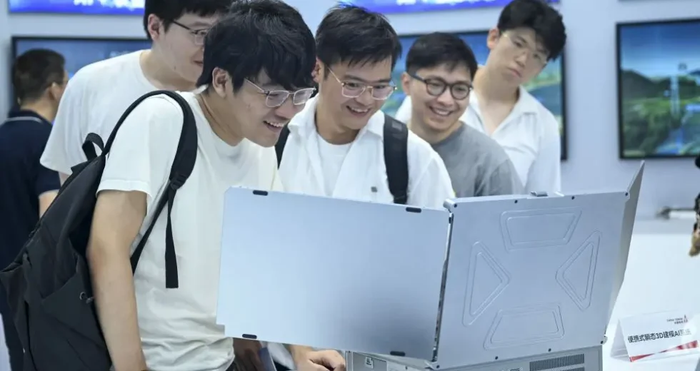 Cina, gli utenti dell’IA generativa superano quota 700 milioni