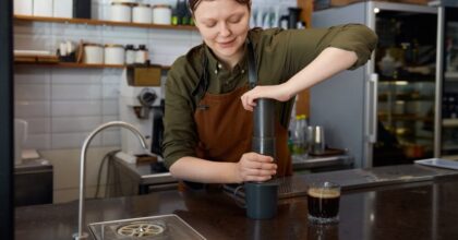 AeroPress lancia il Brewer e il Macinacaffè Manuale in Noce: Un’Innovazione nel Mondo del Caffè