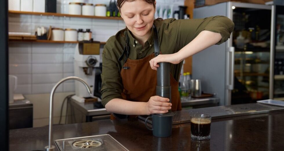 AeroPress lancia il Brewer e il Macinacaffè Manuale in Noce: Un’Innovazione nel Mondo del Caffè