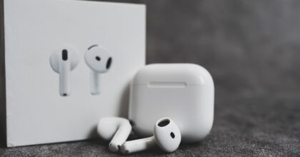 Apple lancia i nuovi AirPods 5: ANC potenziato e ricarica wireless