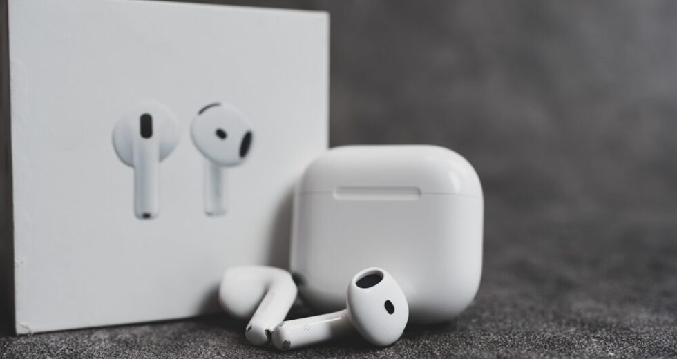 Apple lancia i nuovi AirPods 5: ANC potenziato e ricarica wireless