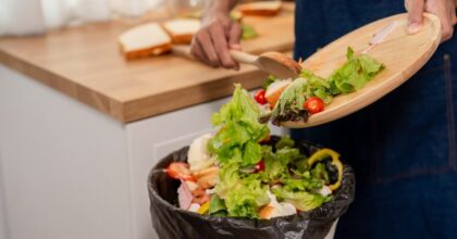 Spreco Alimentare in Italia: Sotto i 500 Grammi a Testa a Settimana