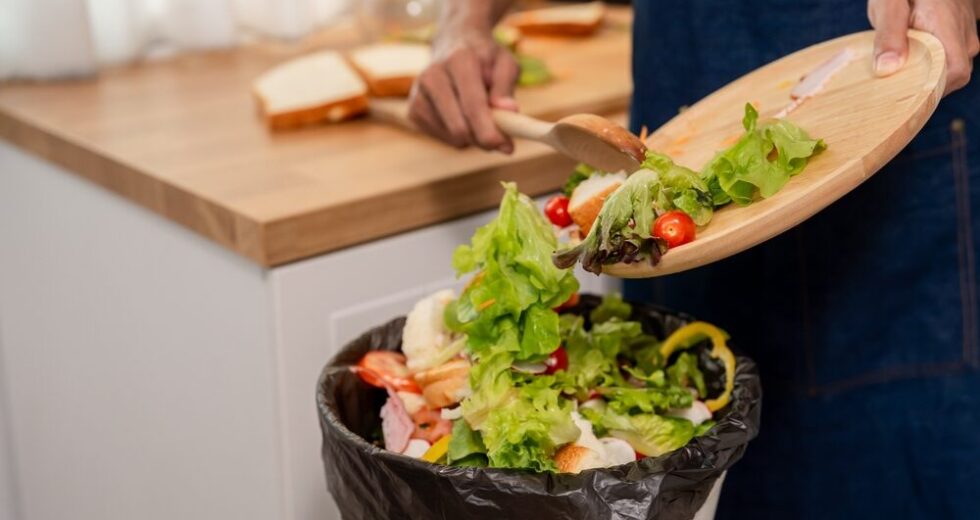 Spreco Alimentare in Italia: Sotto i 500 Grammi a Testa a Settimana