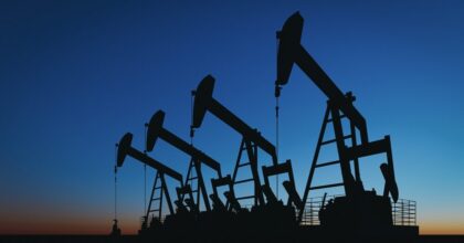 Petrolio oltre 100 dollari: le tensioni nello Stretto di Hormuz alimentano l’incertezza del mercato