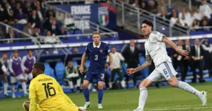 Bastoni risponde alla magia di Olise, Francia-Italia 1-1