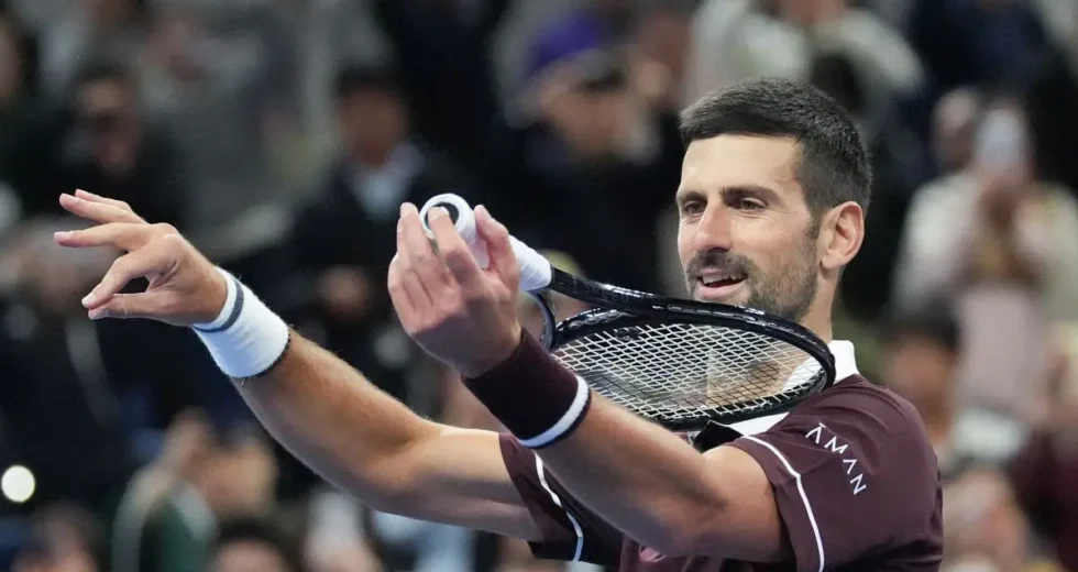 Djokovic vola in finale a Pechino, Medvedev squalificato