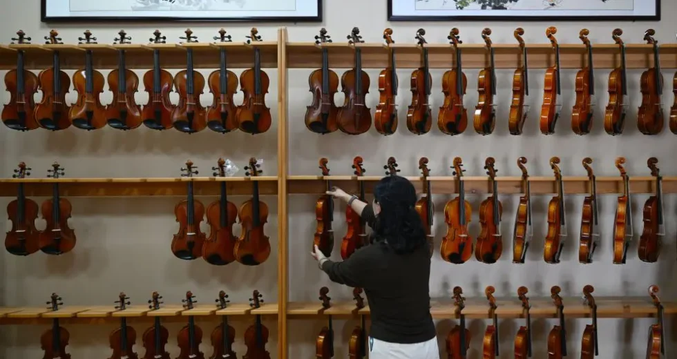 Cina, i violini della contea di Queshan raggiungono tutto il mondo