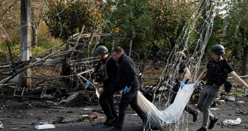Missile russo contro due bus a Kramatorsk in Ucraina, 33 morti