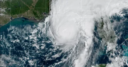 Usa, l’uragano Isaia raggiunge le coste della Florida. Venti a 165 km/h
