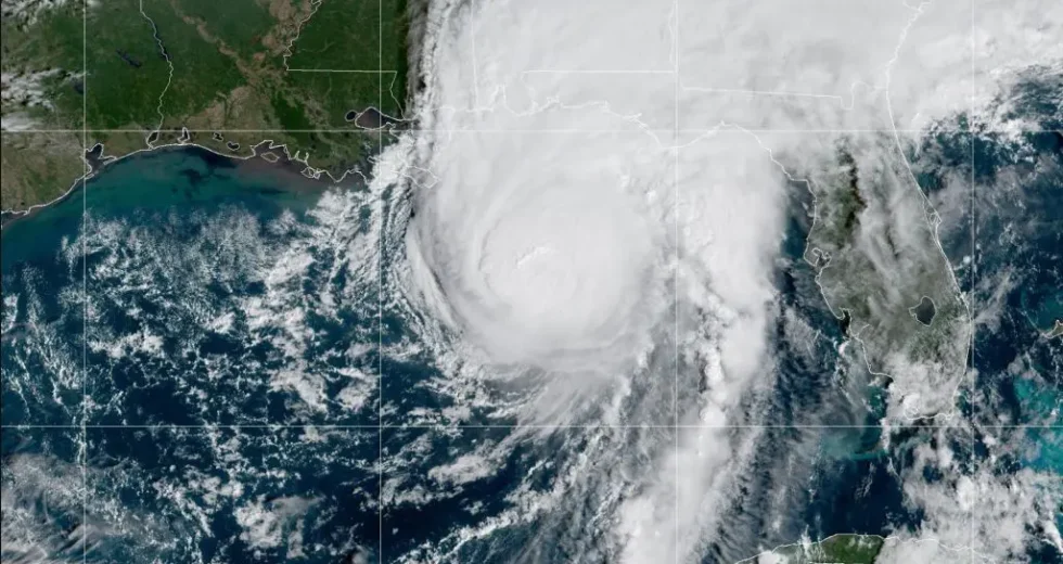 Usa, l’uragano Isaia raggiunge le coste della Florida. Venti a 165 km/h
