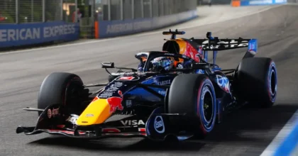 Verstappen padrone a Singapore: pole davanti a Leclerc e Hamilton