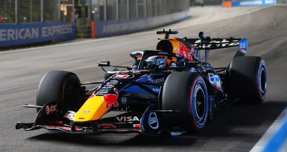 Verstappen padrone a Singapore: pole davanti a Leclerc e Hamilton