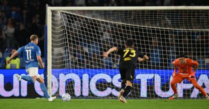 Doppietta De Bruyne e gol di Lang, al Maradona il Napoli batte 3-0 il Frosinone