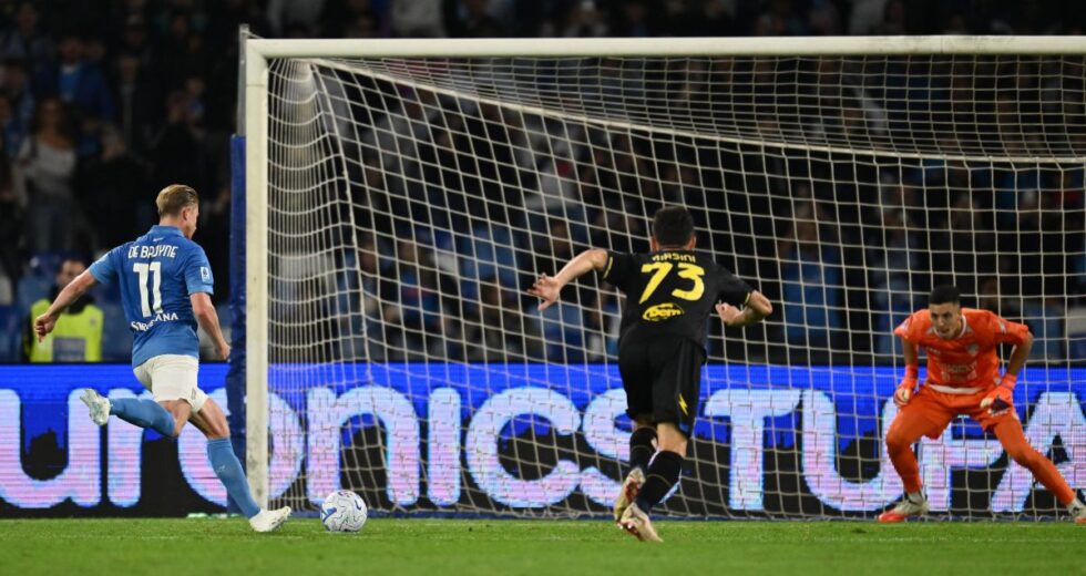 Doppietta De Bruyne e gol di Lang, al Maradona il Napoli batte 3-0 il Frosinone
