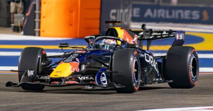 Verstappen trionfa a Singapore davanti a Leclerc e Antonelli