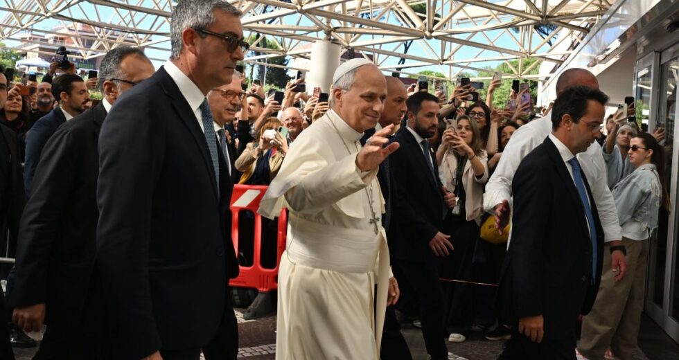 Papa Leone XIV operato al Gemelli, “Intervento concluso positivamente”