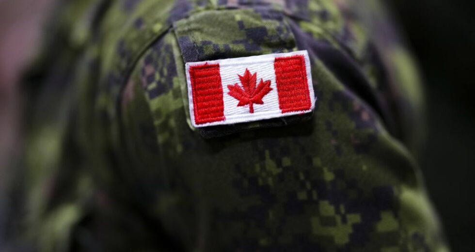 Canada, incendio in una base militare in Alberta. Almeno sette morti