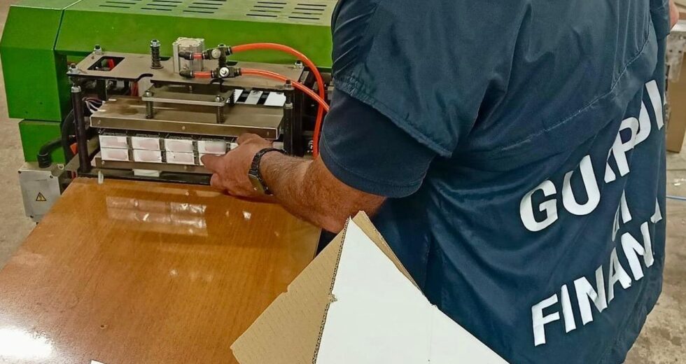 A Viterbo smantellata fabbrica di sigarette di contrabbando, 8 arresti