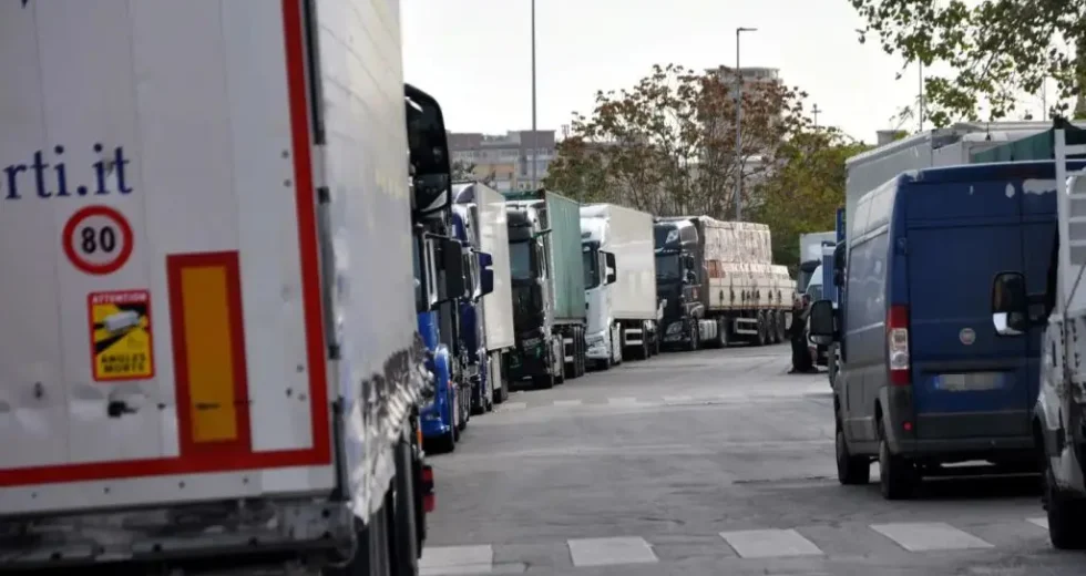 Revocati blocchi dei Tir in Sicilia, accordo in Prefettura a Catania