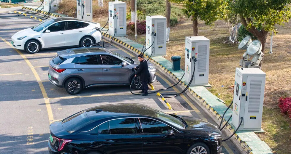 Cina, aumenta il consumo di energia per auto elettriche e servizi dati internet