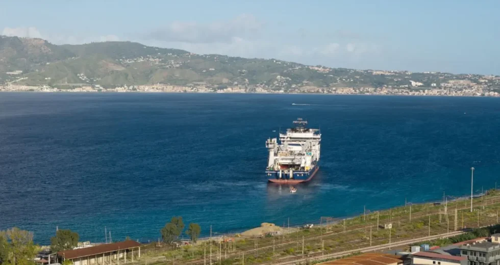 Terna,al via la posa dei cavi sottomarini dell’elettrodotto tra Calabria e Sicilia