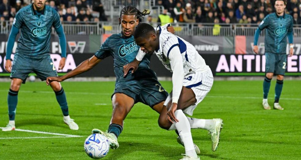L’Inter passa a Venezia con 2 autogol, Lazio agganciata in testa