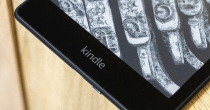 Un Kindle Paperwhite del 2013 si trasforma in un assistente da scrivania innovativo
