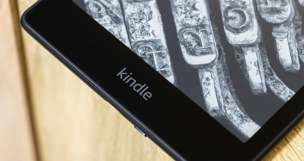 Un Kindle Paperwhite del 2013 si trasforma in un assistente da scrivania innovativo
