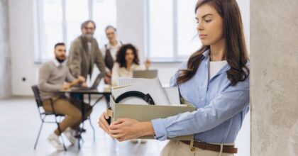 KPMG annuncia 200 licenziamenti nel Regno Unito: indennità e controversie sul bonus di fine anno